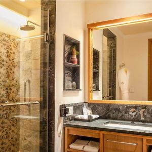 Deluxe Room Courtyard View Twin Bed